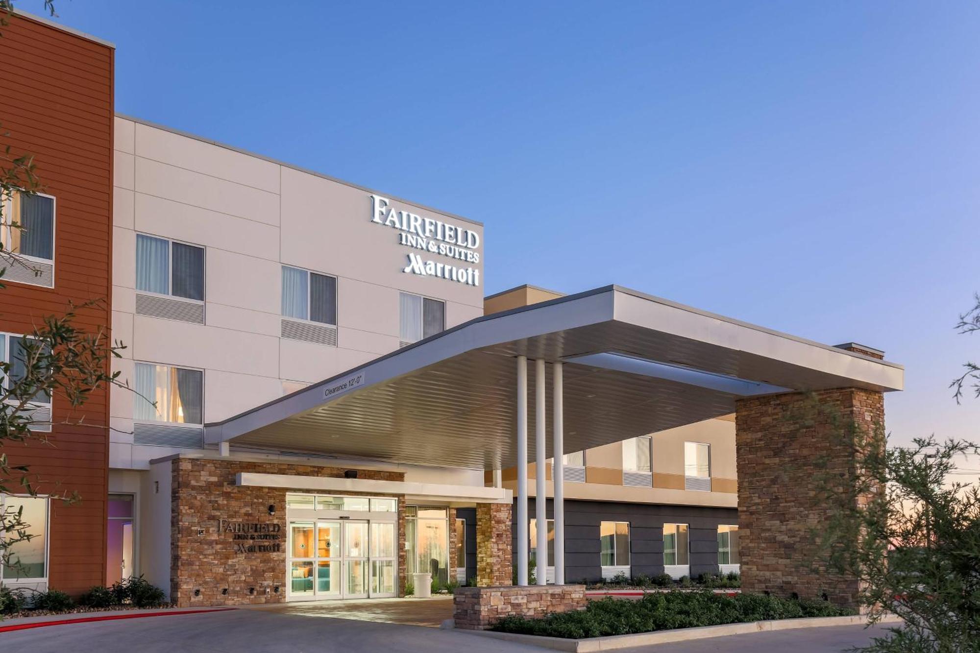Fairfield Inn & Suites By Marriott Pleasanton Exterior photo