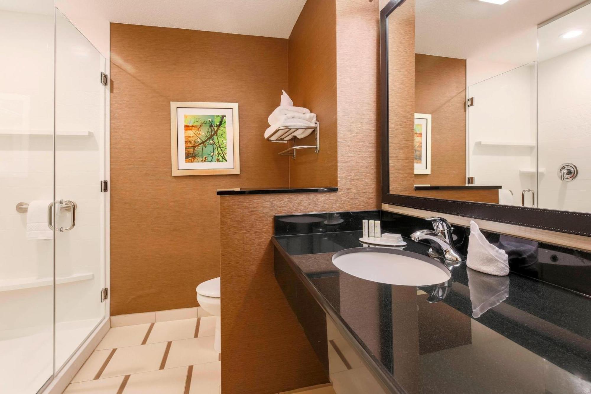 Fairfield Inn & Suites By Marriott Pleasanton Exterior photo